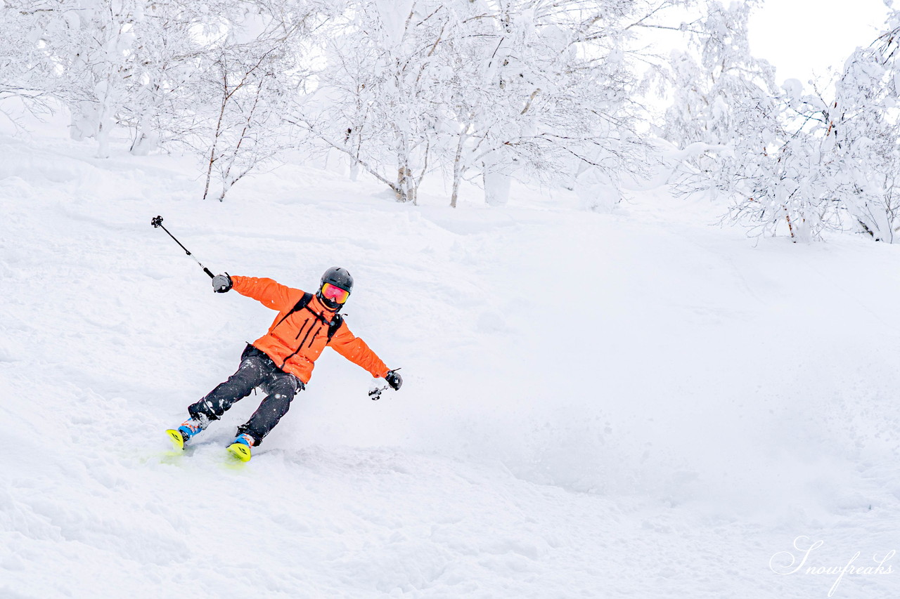 ルスツリゾート　2日間の吹雪の後の青空。たっぷり新雪が降り積もった樹氷林の中を滑る！